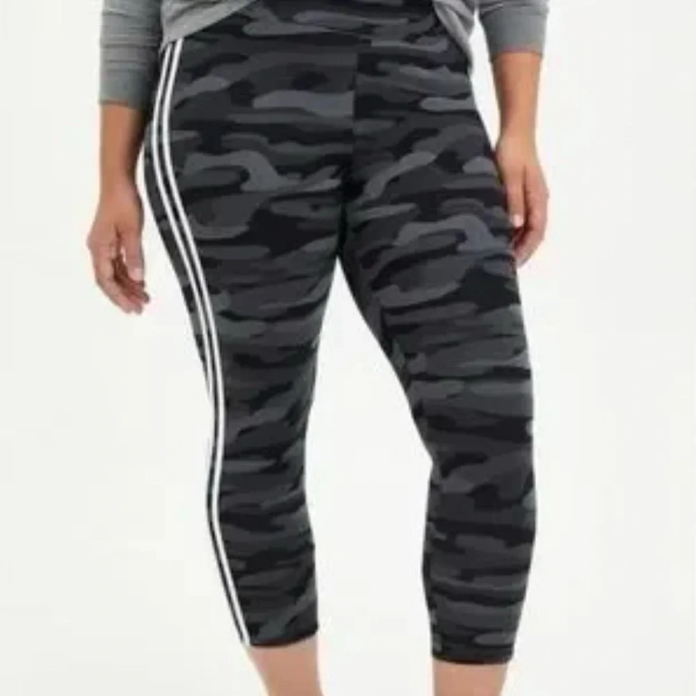 Torrid Plus Size 3X Black/Grey Camo Print Cropped Leggings